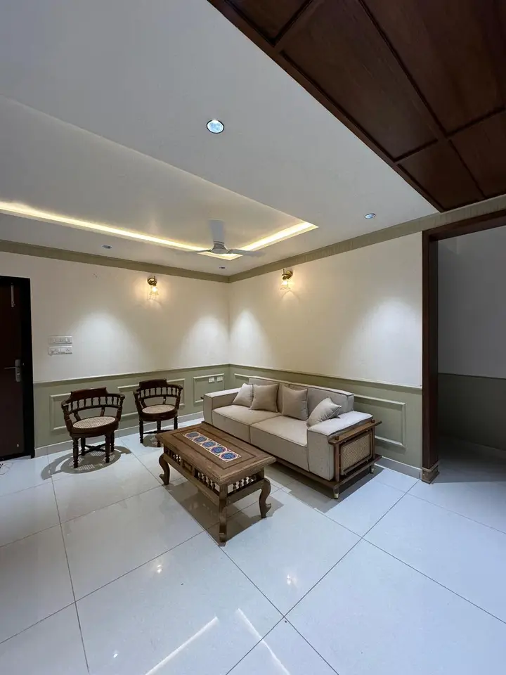Living room with beige walls and a timber ceiling band