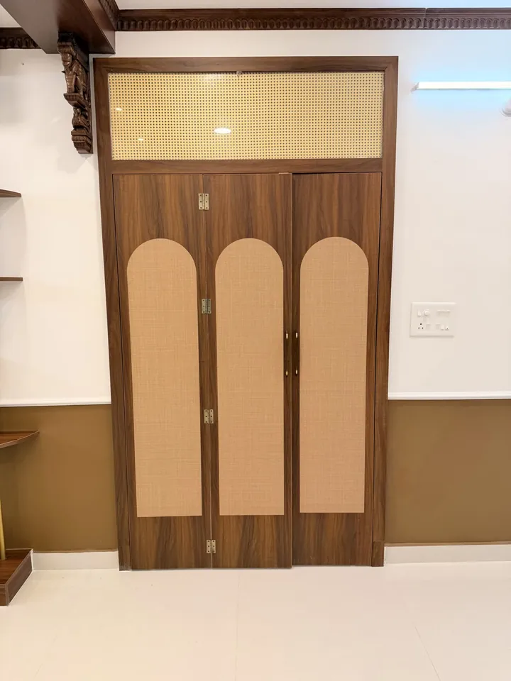 Wardrobe doors with arched wood inlays