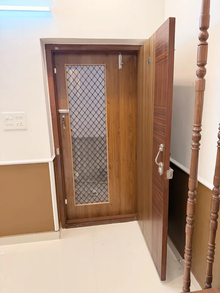 Entry door open to a patterned glass screen